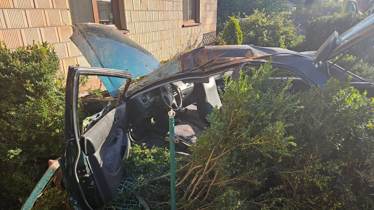 Pow. łowicki. 19-latek wjechał Hondą w ogrodzenie i budynek