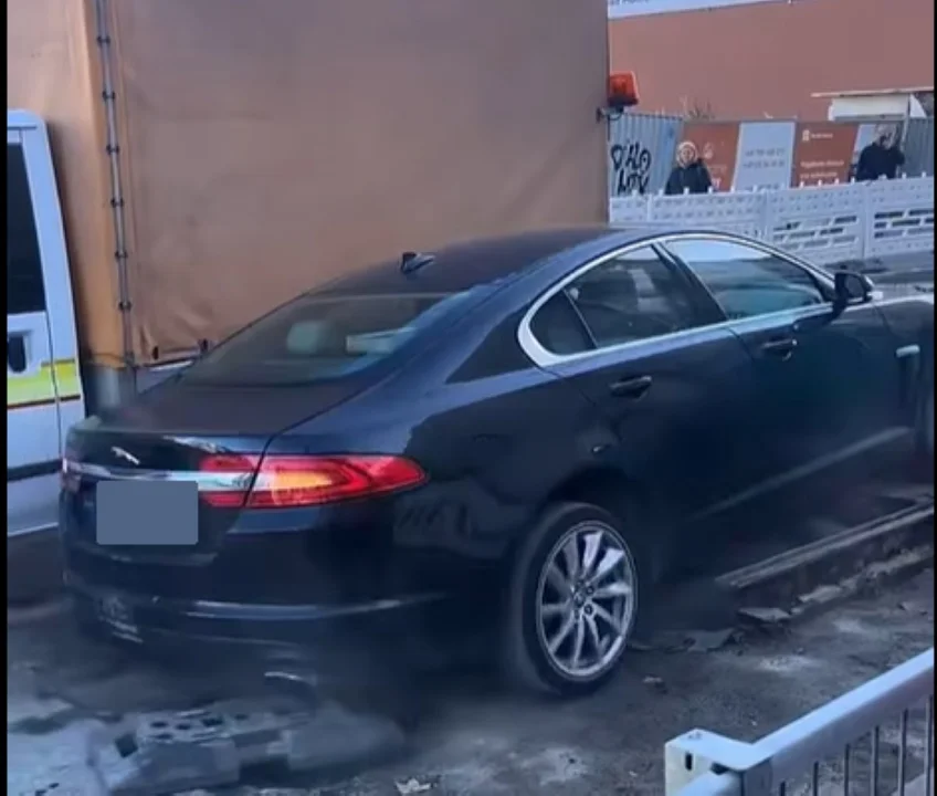 Wjechał jaguarem na rozkopane torowisko w Łodzi. Nagranie robi furorę w sieci