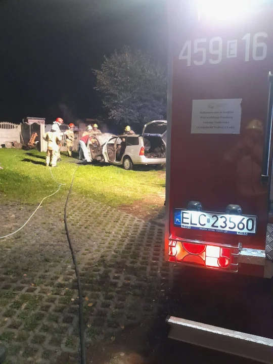 Nocny pożar samochodu w gm. Domaniewice