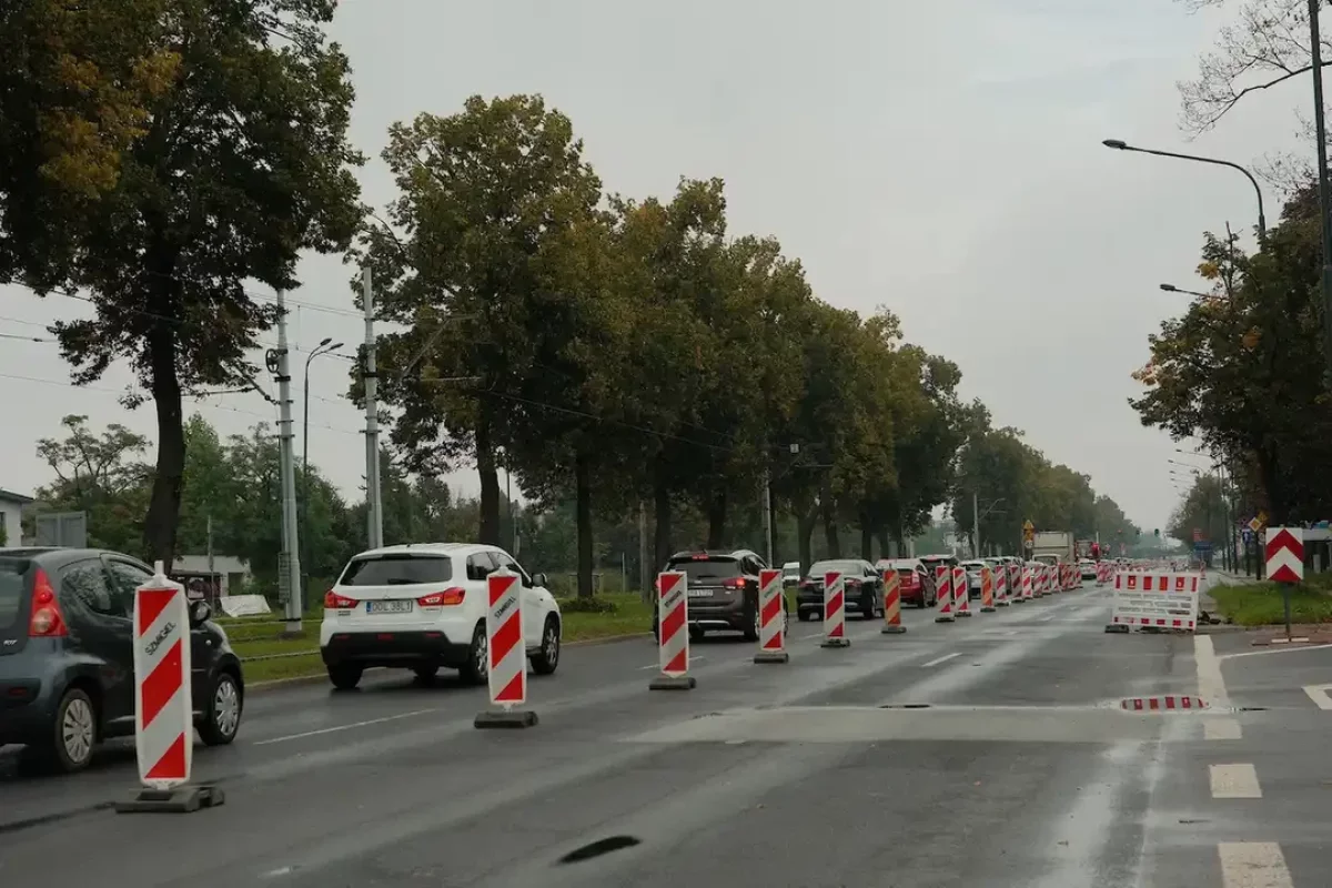 Remont trwa, a korki są coraz większe. Drogowcy zmienili miejsce prac
