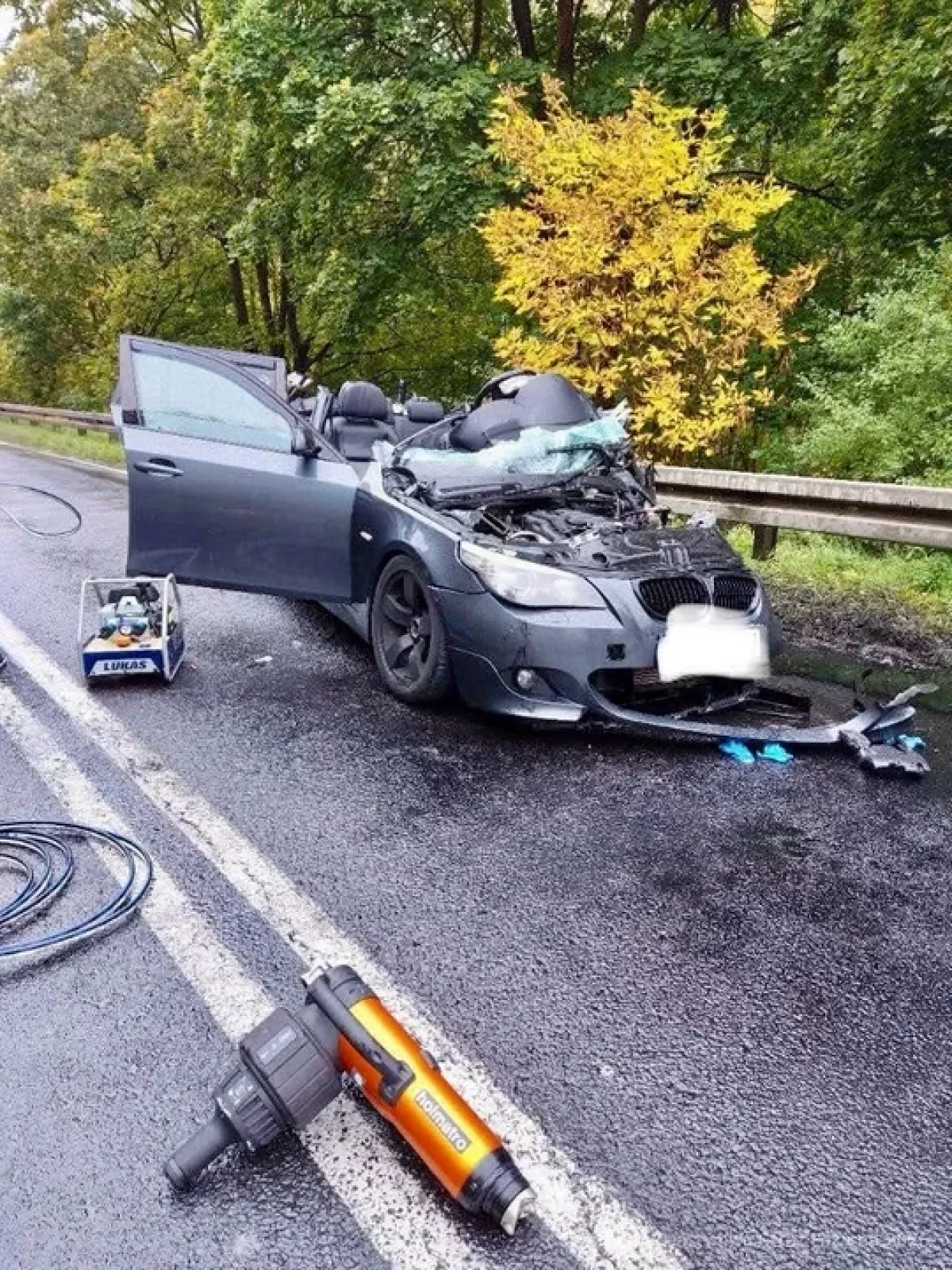 Tragiczny wypadek w woj. łódzkim. Zderzyły się trzy samochody, jedna osoba nie żyje