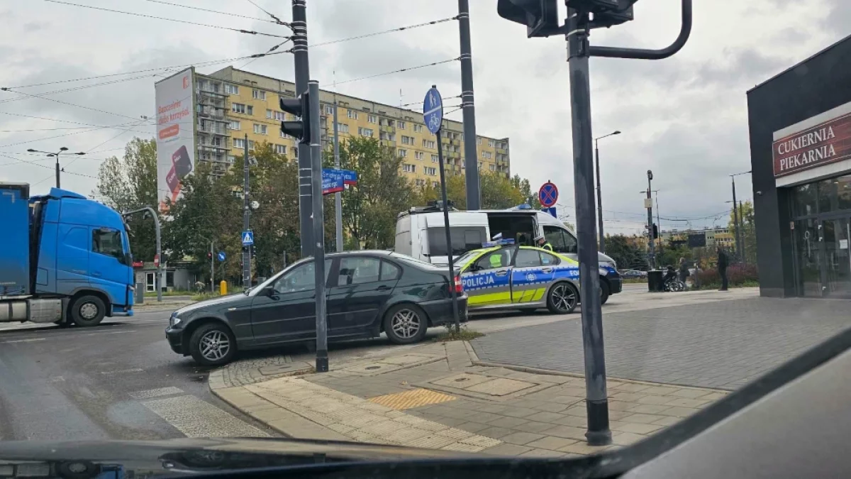 Pościg na łódzkiej Górnej. Nastolatek rozbił BMW na skrzyżowaniu