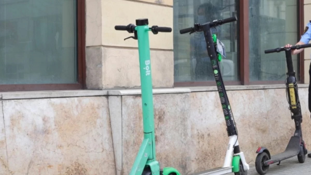 Koniec jazdy hulajnogami po głównej ulicy w Łodzi? Łódzcy społecznicy chcą zakazu. Sprawa trafiła do Rady Miejskiej