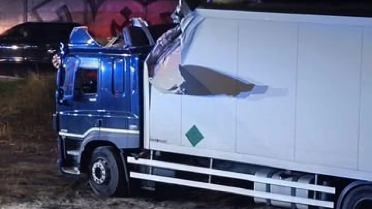 Wypadek w woj. łódzkim. TIR uderzył w wiadukt kolejowy