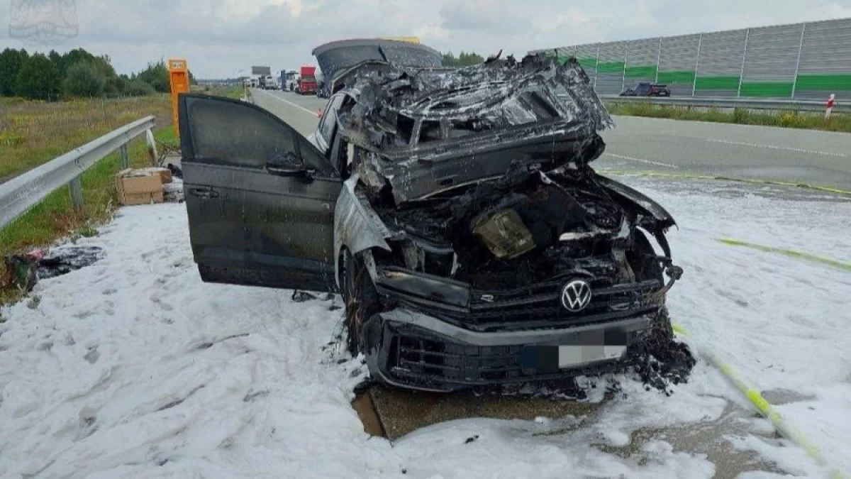 Samochód stanął w ogniu na A1 w woj. łódzkim. Na miejscu trzy zastępy straży