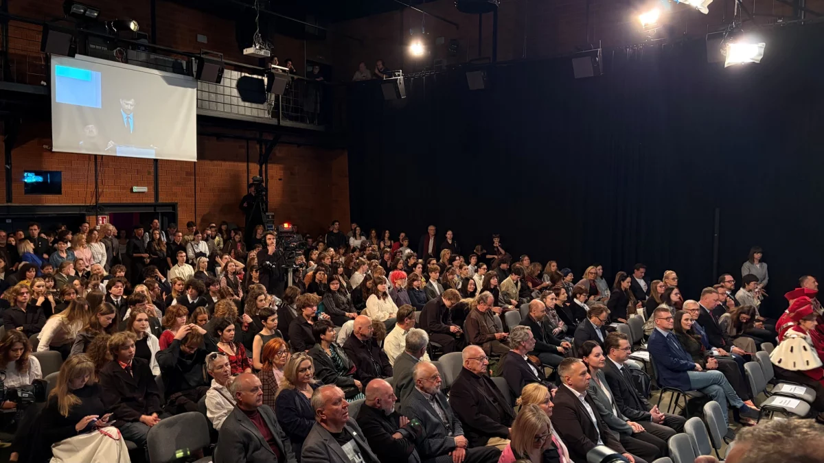 Szkoła Filmowa w Łodzi rozpoczęła nowy rok akademicki. Uroczystość, przemówienia i pamięć o Ryszardzie Lenczewskim