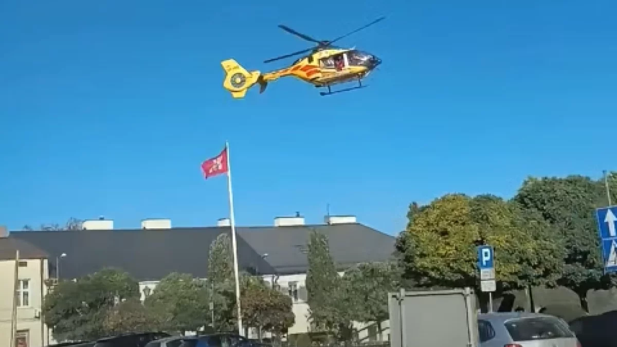 Zderzenie ciężarówki z motocyklem w woj. łódzkim. Jedna osoba trafiła do szpitala. Interweniował śmigłowiec LPR